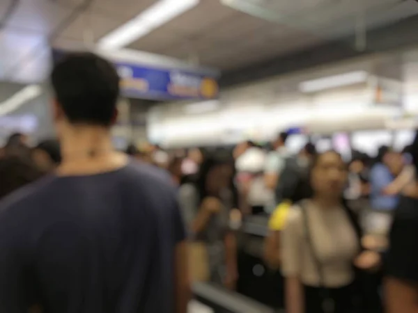 フライトを待っている空港のホールの人々 のイメージがぼやけ — ストック写真