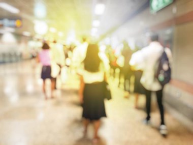 İnsan uçuş için bekleyen Havaalanı salonunda bulanık görüntü