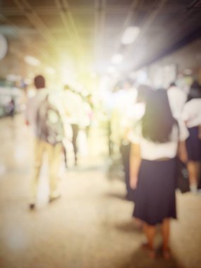 İnsan uçuş için bekleyen Havaalanı salonunda bulanık görüntü