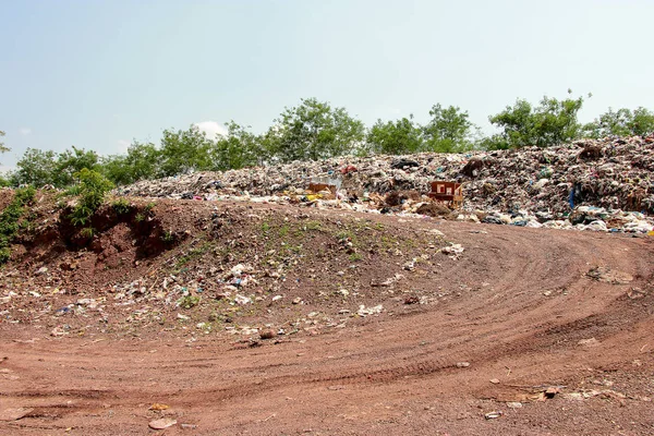 쓰레기 쓰레기 악취와 잔여물의 쓰레기 처리장이나 매립지나 매립지에 종류의 플라스틱 — 스톡 사진
