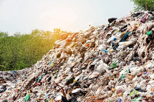 山区垃圾 大而退化的垃圾堆 臭气熏天的垃圾和有毒残渣堆 废塑料瓶和垃圾堆或垃圾填埋场中的其他类型的塑料废物场 污染概念 — 图库照片