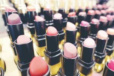 Renkli ruj mağaza veya alışveriş merkezleri. Ruj renk tonları paleti, profesyonel makyaj ve güzellik. Güzel makyaj kavramı. Lipgloss. kadın lüks rujlar, büyük çeşitlilikte ücretsiz kargo.