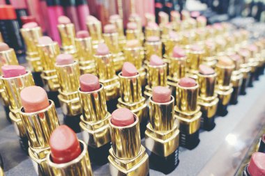 Renkli ruj mağaza veya alışveriş merkezleri. Ruj renk tonları paleti, profesyonel makyaj ve güzellik. Güzel makyaj kavramı. Lipgloss. kadın lüks rujlar, büyük çeşitlilikte ücretsiz kargo.