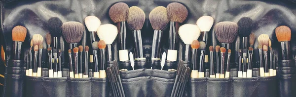 专业化妆刷化妆品管 特写刷 化妆工具 不同的对象集化妆师在他们的持有人 成套化妆产品 — 图库照片