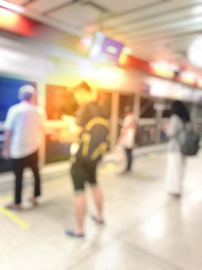 İnsan uçuş için bekleyen Havaalanı salonunda bulanık görüntü