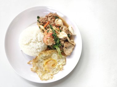 Karıştırın kızarmış Tofu Çin tarzı, derin kızarmış Tofu sosu soslu karnabahar ve Tay tarzında kızarmış yumurta beyaz arka plan üzerinde beyaz plaka ile tofu karıştırın kızarmış. Vejetaryen yiyecekler, sağlıklı gıda.