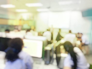 İnsanlar brandstorming ve tartışma sırasında atölye ve seminer Üniversitesi'nde eğitim odasında bulanık görüntü eğitim ya da iş kavramı.