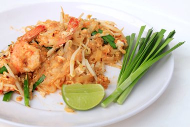 Pad Thai, tavada kızartılmış Pirinç Noodle ile beyaz tabak karides ile slayt limon ve yeşil sebze. Tayland'ın ulusal ana yemek biri. Tayland popüler gıda. Tayland kızarmış noodle