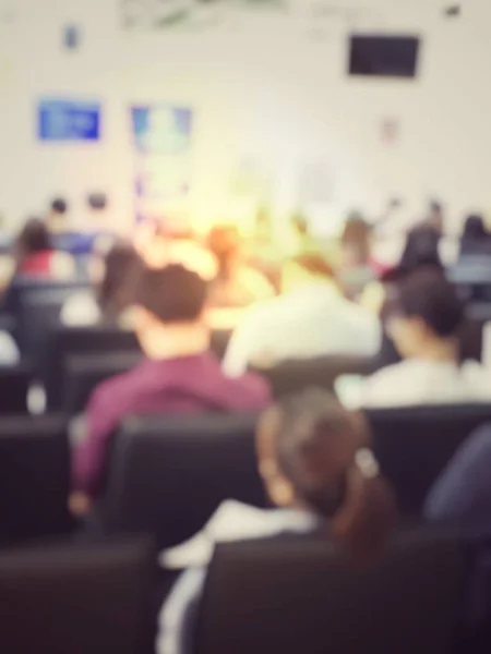 Eğitim kavramı, arka plan bulanık görüntü okuyan öğrenciler ve iş soyut ve büyük salonu meslek seminer ekran ve bilgi göstermek için projektör ile tartışmak.