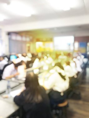 Eğitim kavramı, arka plan bulanık görüntü okuyan öğrenciler ve iş soyut ve büyük salonu meslek seminer ekran ve bilgi göstermek için projektör ile tartışmak.