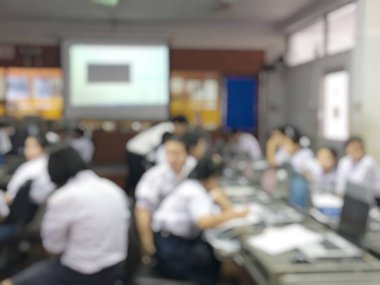 Eğitim kavramı, arka plan bulanık görüntü okuyan öğrenciler ve iş soyut ve büyük salonu meslek seminer ekran ve bilgi göstermek için projektör ile tartışmak.