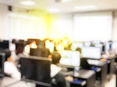 Eğitim kavramı, arka plan bulanık görüntü okuyan öğrenciler ve iş soyut ve büyük salonu meslek seminer ekran ve bilgi göstermek için projektör ile tartışmak.