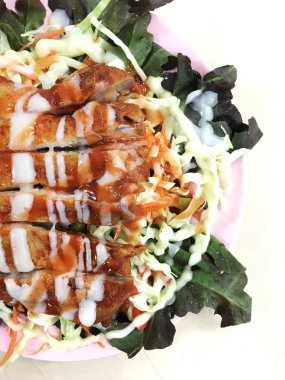 Sezar salatası ile kafeterya arka plan ile plaka üzerinde ızgara tavuk.