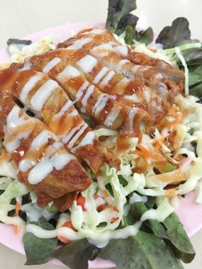 Sezar salatası ile kafeterya arka plan ile plaka üzerinde ızgara tavuk.