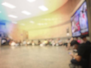 İnsan uçuş için bekleyen Havaalanı salonunda bulanık görüntü