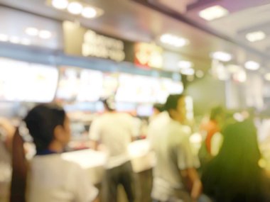 İnsan uçuş için bekleyen Havaalanı salonunda bulanık görüntü