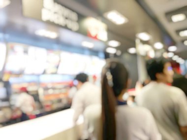 İnsan uçuş için bekleyen Havaalanı salonunda bulanık görüntü