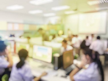 Eğitim kavramı, arka plan bulanık görüntü okuyan öğrenciler ve iş soyut ve büyük salonu meslek seminer ekran ve bilgi göstermek için projektör ile tartışmak.