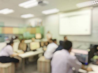 Eğitim kavramı, arka plan bulanık görüntü okuyan öğrenciler ve iş soyut ve büyük salonu meslek seminer ekran ve bilgi göstermek için projektör ile tartışmak.
