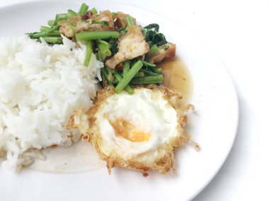 Fry stir Kai arazi ve gevrek domuz eti, beyaz arka plan üzerinde beyaz tabak kızarmış pilav pilav ile karıştırın. Tay tarzında gıda.