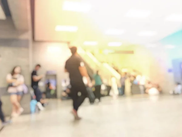 Unscharfes Bild Von Menschen Flughafenhalle Die Auf Ihren Flug Warten — Stockfoto