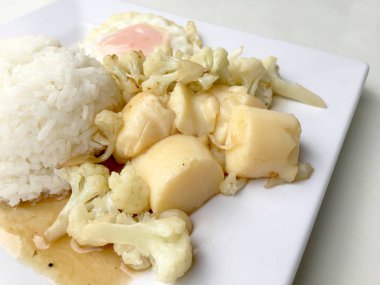 Karıştırın kızarmış Tofu Çin tarzı, derin kızarmış Tofu sosu soslu karnabahar ve Tay tarzında kızarmış yumurta beyaz arka plan üzerinde beyaz plaka ile tofu karıştırın kızarmış. Vejetaryen yiyecekler, sağlıklı gıda.