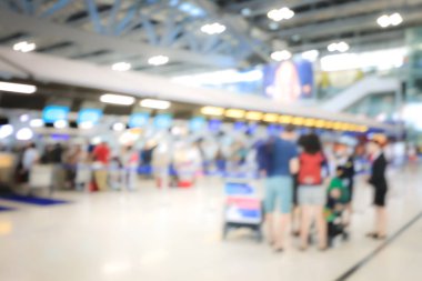 Havaalanı check-in bulanık görüntü sayaçlar yolcu ve insan kalabalığı ile denetim engelleri ile Uluslararası Havaalanı, que bokeh, seyahat, turizm, iş kavramı arka plan bulanıklık.