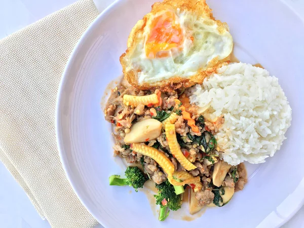 Aduk Goreng Daging Babi Cincang Dengan Kemangi Makan Dengan Nasi — Stok Foto