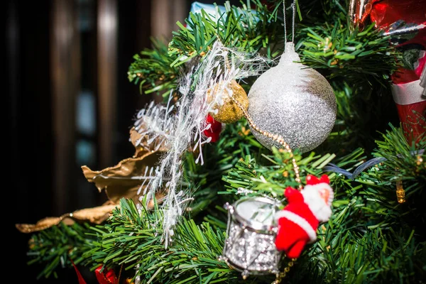 クローズ アップのクリスマス イルミネーション クリスマス ツリー上のギフト ギフト 新年の背景です コピー スペースとビンテージ トーン — ストック写真
