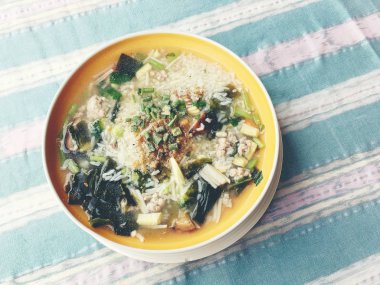 pirinç chickenin ve domuz eti beyaz kase sebze çorbası. Tay tarzında gıda.