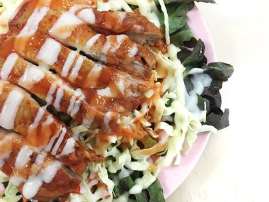 Sezar salatası ile kafeterya arka plan ile plaka üzerinde ızgara tavuk.