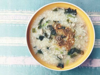 pirinç chickenin ve domuz eti beyaz kase sebze çorbası. Tay tarzında gıda.