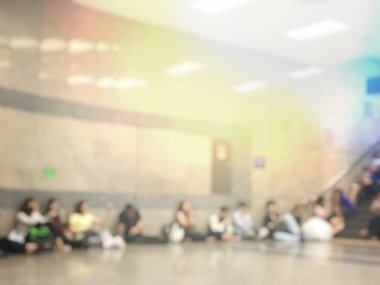 İnsan uçuş için bekleyen Havaalanı salonunda bulanık görüntü