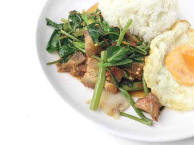 Kale ve Tay tarzı ile tavada kızartılmış gevrek domuz eti yumurta beyaz arka plan üzerinde beyaz tabak içinde kızarmış. Tay tarzında lokanta sıralama yapmak.