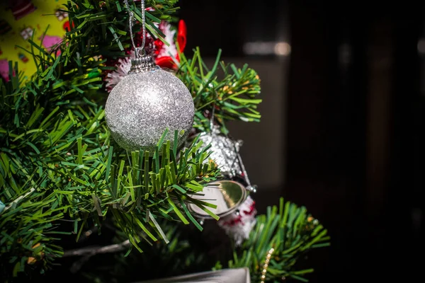 Close Van Kerstversiering Giften Kerstboom Geschenken Voor Nieuwjaar Achtergrond Vintage — Stockfoto