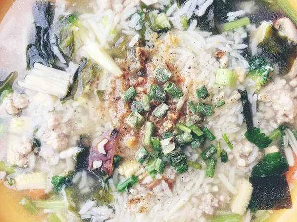 pirinç chickenin ve domuz eti beyaz kase sebze çorbası. Tay tarzında gıda.