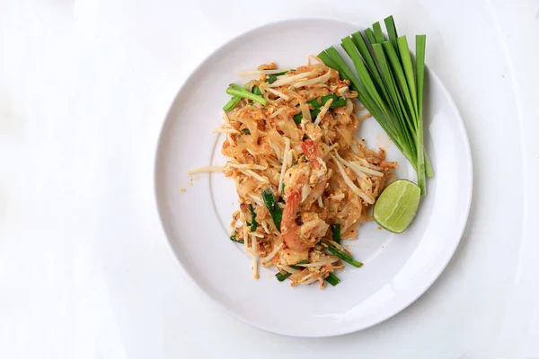 Pad Thai Gebratene Reisnudeln Mit Garnelen Weißem Teller Mit Zitronenscheibe — Stockfoto
