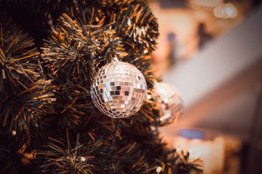 in Noel süslemeleri içinde ile Noel ağacı kopya alanı bulanıklık ışık boken ve insanlar arka plan bulanık görüntü. Vintage sesi