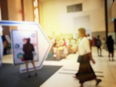 nerede iş adamları büyük bir salonda yenilik etkinlik ve mevcut ürün göstermek üstünde a ticaret fuarı Fuar ya da expo yürüyüş insanların bulanık görüntü.