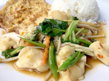 Tofu sebze sos sos ile Çin tarzında ve Tay tarzı omlet beyaz tabak pirinç ile arka plan üzerine ilave edin. Vejetaryen yiyecekler, sağlıklı gıda.