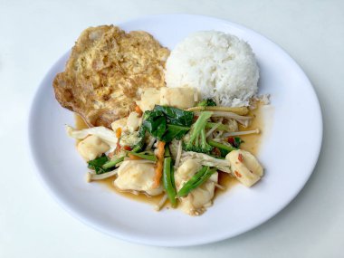 Tofu sebze sos sos ile Çin tarzında ve Tay tarzı omlet beyaz tabak pirinç ile arka plan üzerine ilave edin. Vejetaryen yiyecekler, sağlıklı gıda.