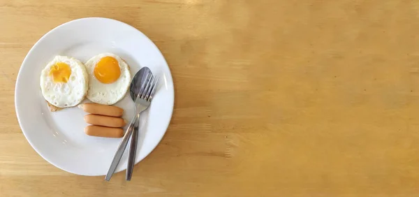 Домашний Вкусный Американский Завтрак Солнечной Стороны Жареного Яйца Колбасы Белом — стоковое фото