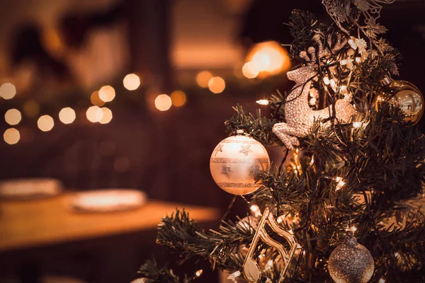 Nahaufnahme Von Weihnachtsschmuck Weihnachtsbaum Mit Kopierraum Aus Unscharfem Licht Boken — Stockfoto