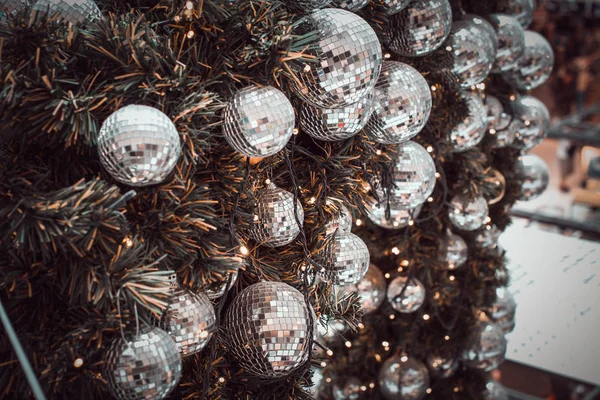 Close Tiro Decorações Natal Árvore Natal Com Espaço Cópia Luz — Fotografia de Stock