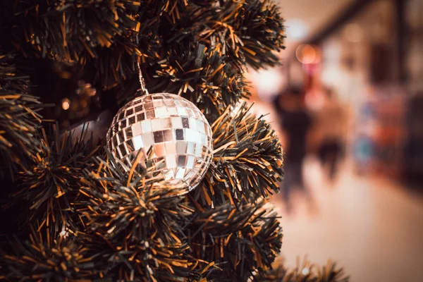 Close Tiro Decorações Natal Árvore Natal Com Espaço Cópia Luz — Fotografia de Stock