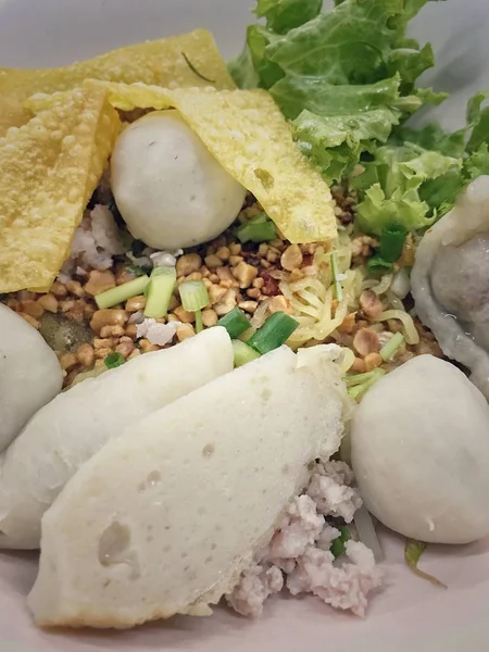 Tay dili yok çorba servis yumurta, limon ve domuz topu ve Topingler ile baharatlı noodle. Tay street gıda.