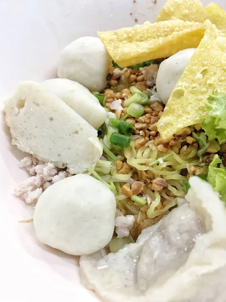 태국 국수 계란, 레몬 및 돼지고기 볼와 매운와 토 핑 아무 수프 서브. 태국 길거리 음식. — 스톡 사진