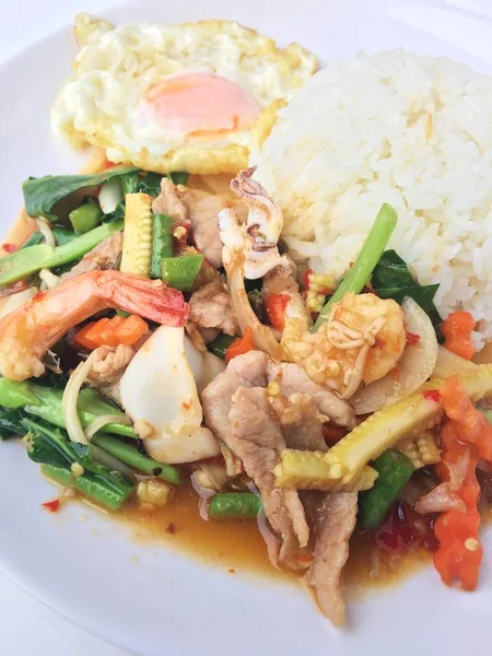 Sayuran aduk-goreng dengan tahu hwa dan udang dalam hidangan putih dengan nasi dan telur goreng di latar belakang kayu. Makanan gaya Thailand . — Stok Foto