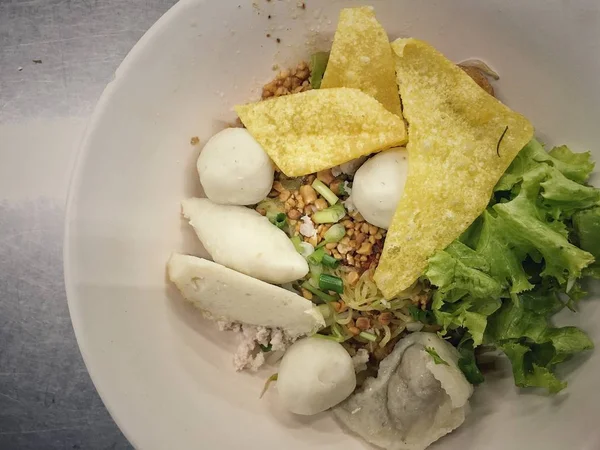 Thai Nudeln keine Suppe servieren mit Ei, Zitrone und Schweinebällchen und Toppings mit würzig. Thai Streetfood. — Stockfoto