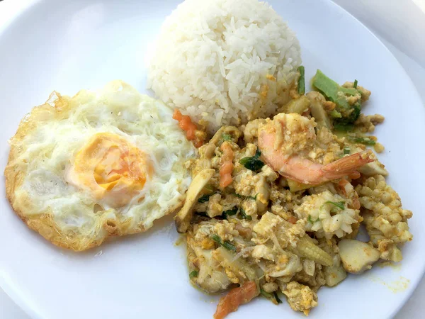 Hidangan Laut Goreng Udang Dan Cumi Cumi Dengan Bubuk Kari — Stok Foto